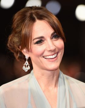 キャサリン妃が水玉ドレスでテレビ出演