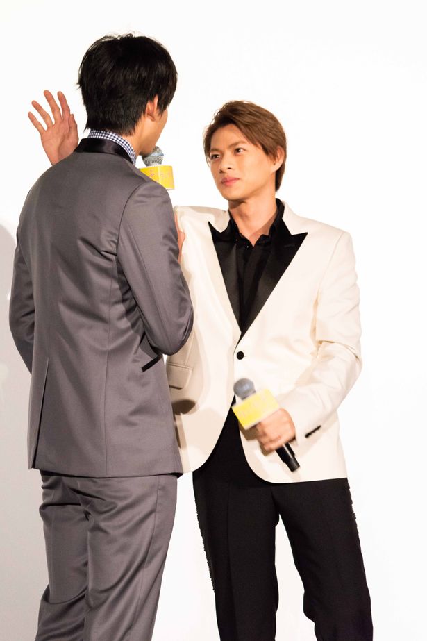 【写真を見る】平野紫耀が伊藤健太郎に壁ドン!?劇中の最強胸キュンシーンを披露