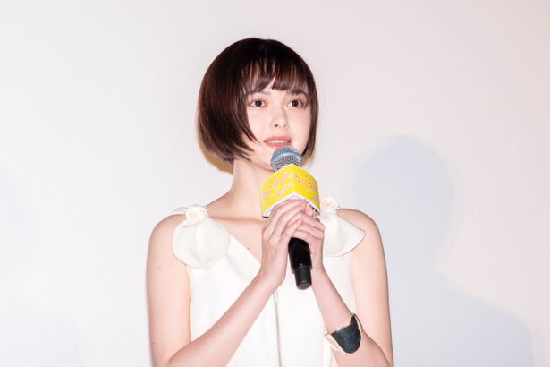 凛と優羽を見守る暦を演じた玉城ティナ
