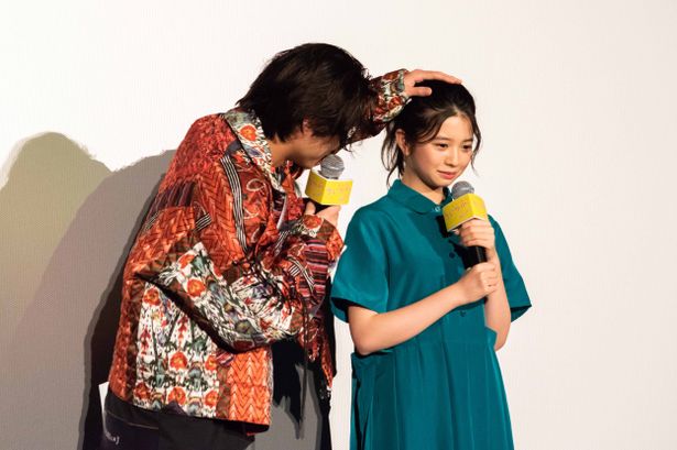 磯村勇斗も負けじと胸キュンシーンを再現