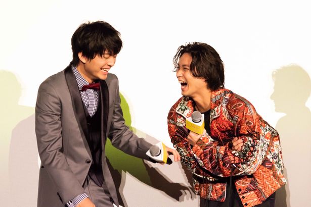 ドラマ『今日から俺は！！』で喧嘩し合っている伊藤＆磯村が仲良く大爆笑