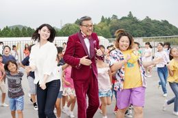 『ダンスウィズミー』のミュージカルシーンでダンスを踊る三吉彩花や宝田明たち
