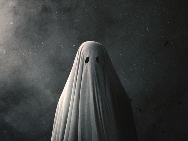 シーツを被った幽霊の姿に親近感を覚える(『A GHOST STORY/ア・ゴースト・ストーリー』)