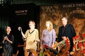 会場に集まった多くのファンからの歓声にミラ・ジョヴォヴィッチが大興奮！（写真左から2番目）