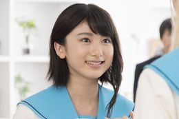本作で小野寺小咲役を演じている池間夏海が「かわE」MVに登場！