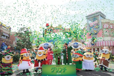 ユニバーサル・スタジオ・ジャパンが“グリンチカラー”に染まる！