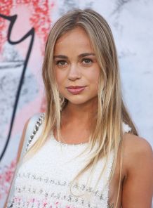 アメリア・ウィンザーが再びタトゥーを披露