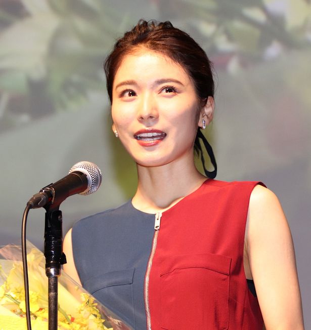 授賞式に登壇した松岡茉優