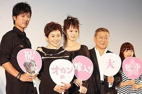 映画「オカンの嫁入り」の初日舞台あいさつに出席した桐谷健太、大竹しのぶ、宮崎あおい、國村隼、呉美保監督（写真左から）