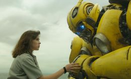 少女チャーリーとバンブルビーの冒険が始まる！