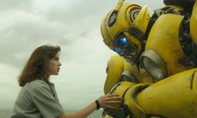 少女チャーリーとバンブルビーの冒険が始まる！