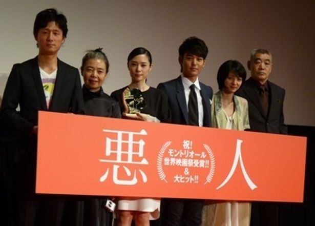 『悪人』初日舞台挨拶で左から、李相日監督、樹木希林、深津絵里、妻夫木聡、満島ひかり、柄本明