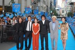 巨大ブルーカーペットを歩いた出演者