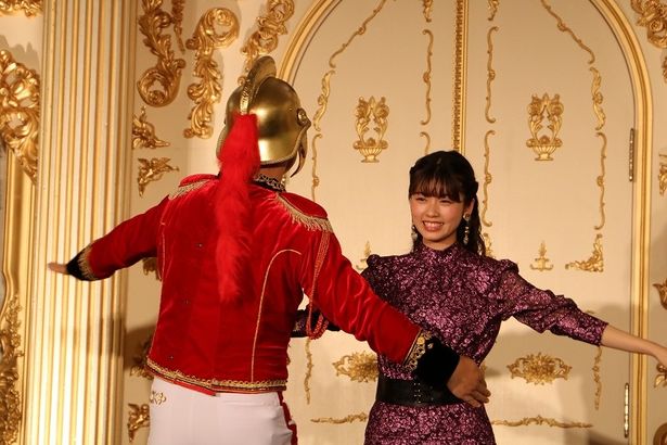 【写真を見る】小芝風花が紫のドレスで華麗にダンス！