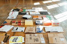 段ボールは島津が世界各国を渡り歩いて集めている