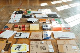 段ボールは島津が世界各国を渡り歩いて集めている