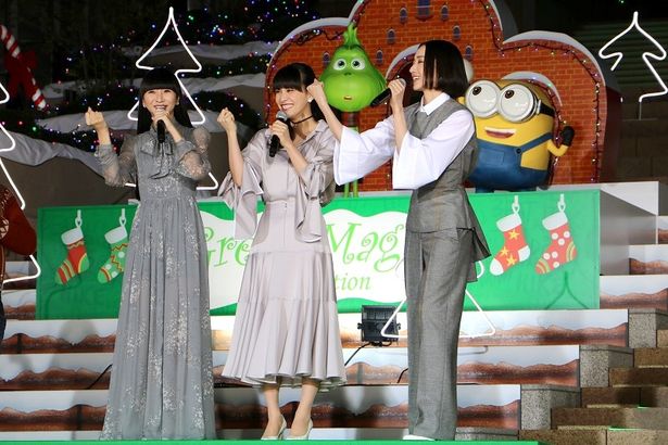 【写真を見る】Perfumeの3人がドレスアップして登壇