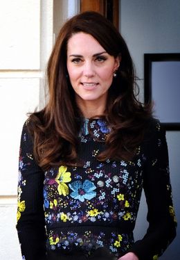 キャサリン妃とメーガン妃、同じ日に同色のミニスカートでコーデが偶然一致⁉