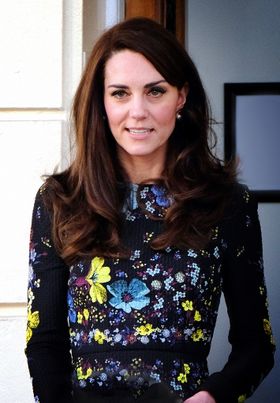 キャサリン妃とメーガン妃、同じ日に同色のミニスカートでコーデが偶然一致⁉