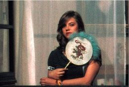 センスを手に、物憂げな表情を浮かべる新鋭女優カタリナ・ヴァレンシュタイン