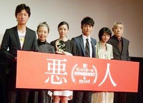 映画「悪人」の初日舞台あいさつに出席した李相日監督、樹木希林、深津絵里、妻夫木聡、満島ひかり、柄本明（写真左から）