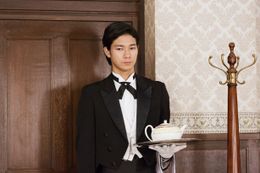 仏頂面であまり感情を出さない執事を演じる清原翔