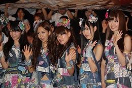 左から峯岸みなみ、板野友美、高橋みなみ、渡辺麻友、小嶋陽菜