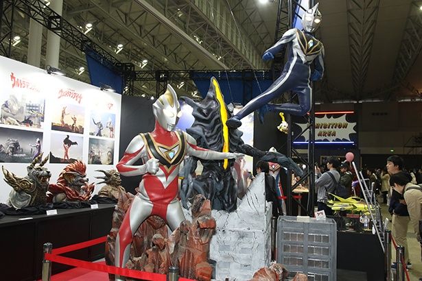 「ウルトラマン」のブースにはウルトラマンから怪獣までスタチューが所狭しと並んでいた