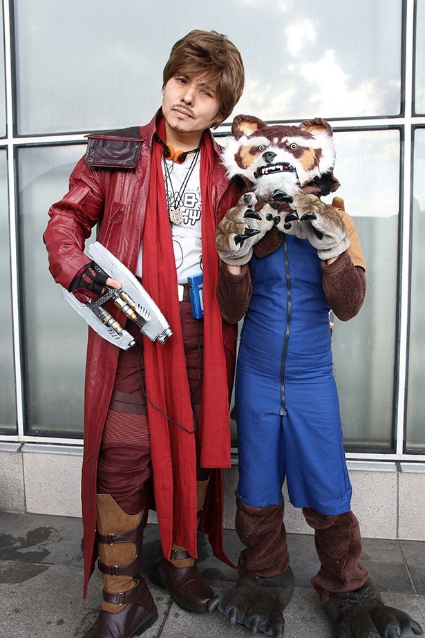 スター・ロードとロケットのコスプレをしたとしあきさん、さきさん(左から)