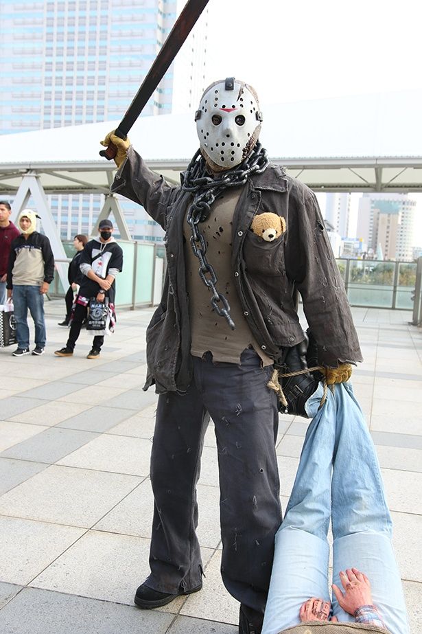ジェイソンのコスプレをしたアトムさん