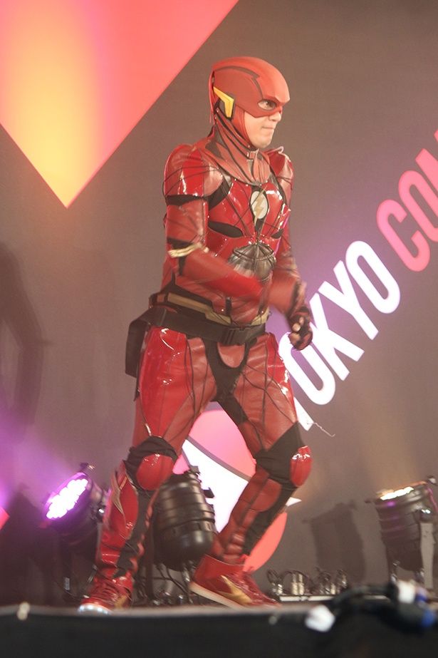 エズラが演じているフラッシュも！