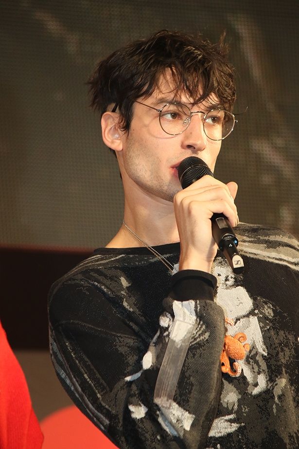 コスプレ好きで知られるズラ・ミラーはコスプレコンテストに飛び入り参加