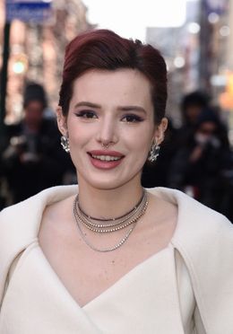 ベラ・ソーンが新コスメ宣伝で過激写真を投稿