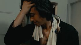 動揺と落胆の様子を見せる斎藤工