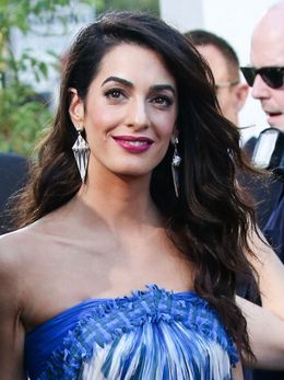 ジョージ・クルーニー妻アマルがデコルテ全開ドレスで登場