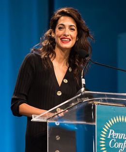 クルーニー夫妻の双子の顔が公に