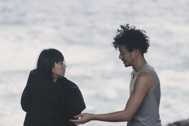 オダギリジョー演じる異邦人の男との出会いが少女を変えていく
