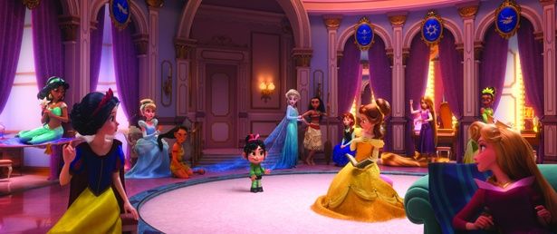 プリンセスたちが集合したりと、ディズニーならではのシーンも見もの