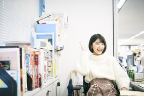 中野博之編集長のデスクに座って、お茶目にポージング！