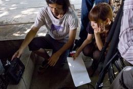 真剣にモニターチェックをする中川翔子。その風貌はすっかり監督？