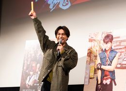 柳楽優弥、ファンからもらったサイリウムでトッシー化!!