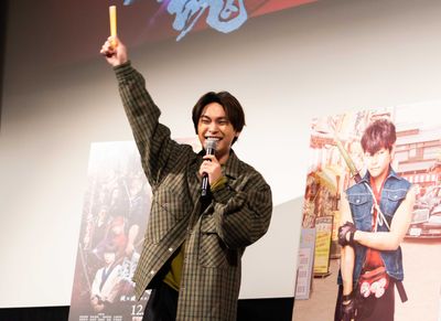 柳楽優弥、ファンからもらったサイリウムでトッシー化!!