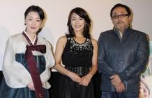 初日舞台挨拶に登壇した、左から、黒田福美、内山理名、井上春生監督