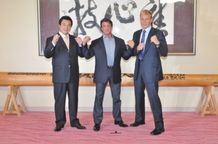 大相撲観戦後、囲み取材に応じた、(左から)九重親方、シルヴェスター・スタローン、ドルフ・ラングレン
