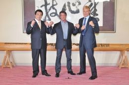 大相撲観戦後、囲み取材に応じた、(左から)九重親方、シルヴェスター・スタローン、ドルフ・ラングレン