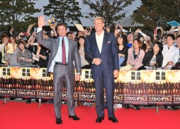【写真】レッドカーペットにふたりが登場すると、ファンからは悲鳴のような歓声が上がり、会場は大盛り上がり