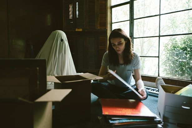 シーツ姿の幽霊と生き別れた妻とのせつないストーリーが展開される『A GHOST STORY/ア・ゴースト・ストーリー』