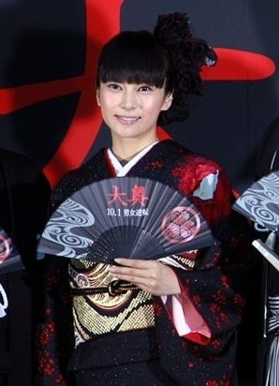 『大奥』のテーマカラーである黒と赤の着物を着た柴咲コウ