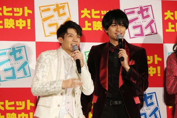 帝国劇場から『ニセコイ』公開記念舞台挨拶へ駆け付けたKing ＆ Princeの岸優太。先輩・中島健人が衣装にツッコミ！