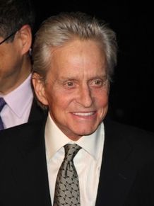 限定的なプロモーションを行っているマイケル・ダグラス